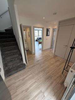 Stylish Spacious 5-Bed Duplex - Coulsdon - 2