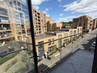 Stylish Spacious 5-Bed Duplex - Coulsdon - 6