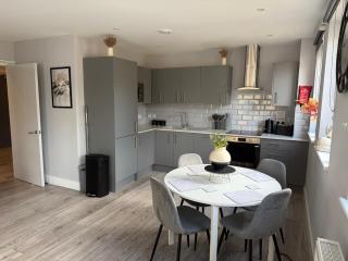 Stylish Spacious 5-Bed Duplex - Coulsdon - 1