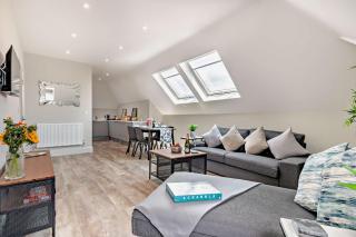 SOBO Loft Sleek Southbourne 2-Bedroom Apartment Close to SOBO Beach - 0
