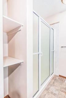 Master Bedroom with attached bathroom - Airdrie - 8