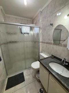 2 Quartos com Varanda sendo 1 Suíte, Cozinha completa, Vista Mar - Condomínio Frente Mar, Lazer completo com Piscina coberta e aquecida, Estacionamento, Portaria 24h - Apto indicado para Grupos, Famílias e Hóspedes a Trabalho, Praia da Guilhermina - Praia Grande - 5