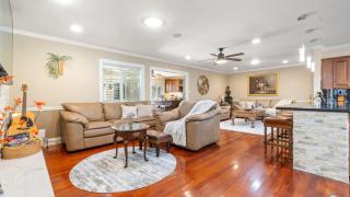 Luxury 4-Acre Lakefront Getaway-Hot Tub, Private Dock, Paddleboards, Pool Table & Karaoke! - Fort Lawn - 4