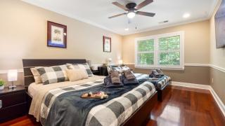 Luxury 4-Acre Lakefront Getaway-Hot Tub, Private Dock, Paddleboards, Pool Table & Karaoke! - Fort Lawn - 1