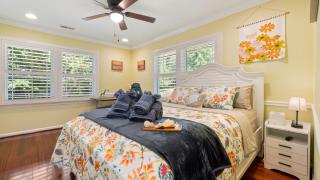 Luxury 4-Acre Lakefront Getaway-Hot Tub, Private Dock, Paddleboards, Pool Table & Karaoke! - 2