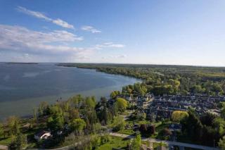 Tranquil Lakeside Townhouse - 7