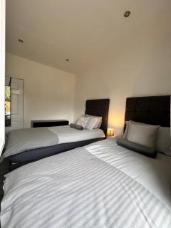 Modern and stylish 3 bedroom 2 bathroom west end house with Free WiFi and parking - - 8