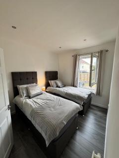 Modern and stylish 3 bedroom 2 bathroom west end house with Free WiFi and parking - - 7