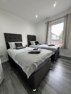 Modern and stylish 3 bedroom 2 bathroom west end house with Free WiFi and parking - - 6