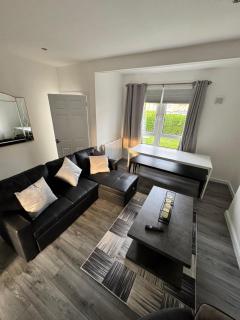Modern and stylish 3 bedroom 2 bathroom west end house with Free WiFi and parking - - 6