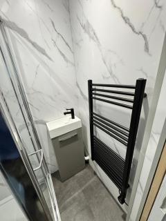 Modern and stylish 3 bedroom 2 bathroom west end house with Free WiFi and parking - - 3