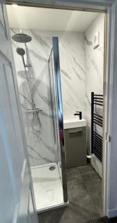 Modern and stylish 3 bedroom 2 bathroom west end house with Free WiFi and parking - - 2