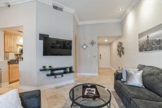 Fabulous Penthouse Apartment LAS VEGAS Strip view with resort amenities! 5 min walk to main attractions! ONLY LONG TERM RENTALS min 30 nights! - Las Vegas - 4