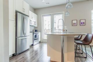 Boulevard Stays Pool Gym Parking 1BR King Suite A - 4
