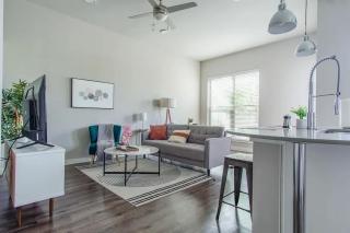 Boulevard Stays Luxury 1BR King Suite Pool Gym Parking - B - 5