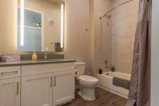 Boulevard Stays Pool Gym Parking 1BR King Suite C - 1