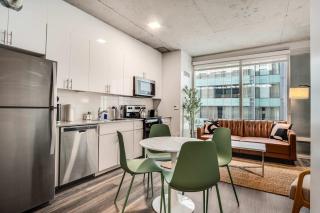 Boulevard Stays Highrise 1BR Retreat Gym Pool & Free Parking - 3