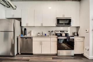 Boulevard Stays Highrise 1BR Retreat Gym Pool & Free Parking - 3