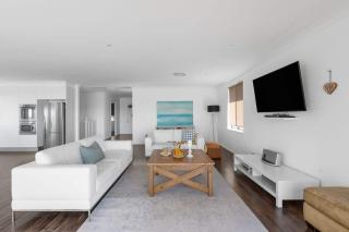 Seaside Escape - direct Collingwood Beach access - 9