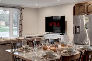 3 Bedroom Modern Getaway with Hot Tub and Pet Friendly - Sudbury - 3