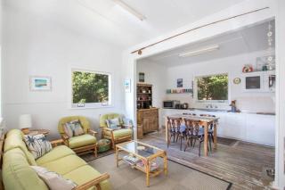 Retro Beach Cottage - classic surf getaway - Kioloa - 8