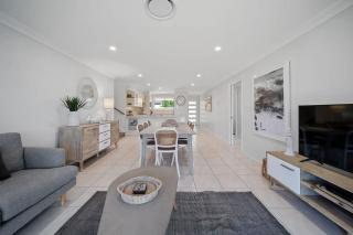 Days By The Bay - 3BR house with ocean views - Hyams Beach - 8