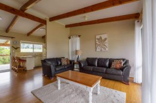 Summer Beach House - seconds to beach & cafe - 8