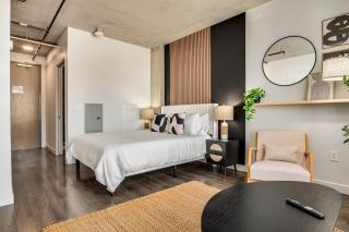 Boulevard Stays Downtown Highrise STU Sky Pool Parking Gym 05 - 1