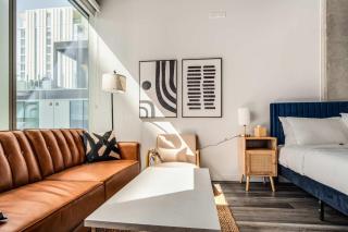 Boulevard Stays Luxe Downtown Studio Pool Gym & Garage - 3
