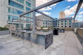 Boulevard Stays Comfortable Downtown Highrise STU Pool Parking & Gym 10a - Phoenix - 3