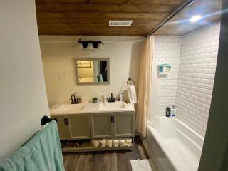 3 Bed 2 Bath Renovated Home Near The Lake - Decherd - 3