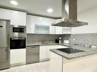 Sunlit Villa near Golf - 1