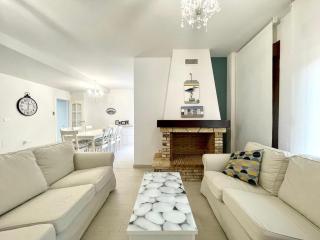 Sunlit Villa near Golf - 5