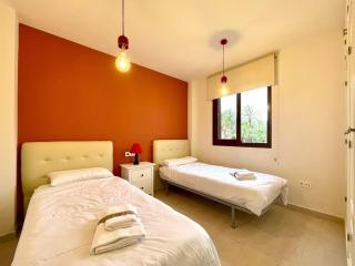 Sunlit Villa near Golf & Sea - 4