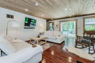 Classic-Country Getaway w Hot Tub and EV Charger - 2