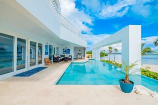 Waterfront Luxury Villa - 2 Private Pools, Own Boat & Captain, Free Shuttle - San Pedro - 9