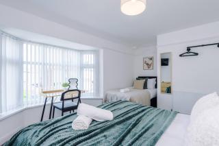 Comfortable & Spacious 3BR House with WiFi and free Parking - 2