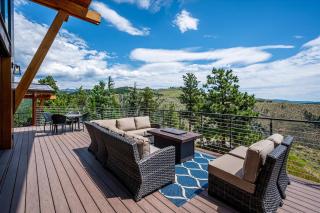 Hot Tub and Scenic Views at The Bailey Lodge - 2