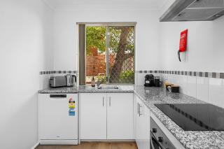 6 Light Bright Home In South Perth - Perth - 4