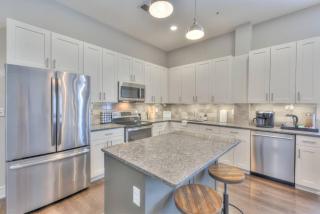 Boutique 1 Bedroom Condo In Dynamic 12 South #204 - 1