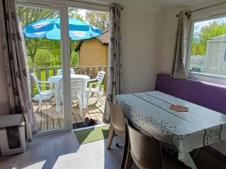 Mobil home confortable avec terrasse pour 4 personnes - API-1-52-522 - 9