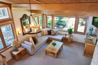 Charming 3-bed Studio W Family-friendly Loft - 4