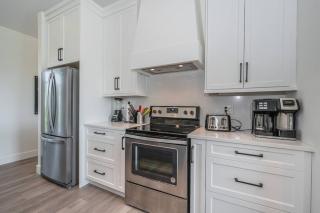 Huronia Luxury Lakefront Views & Game Room! - 1