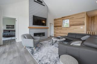 Huronia Luxury Lakefront Views & Game Room! - 6