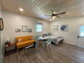 Beautifully Renovated Studio 2 Miles From Marina! - Winchester - 0