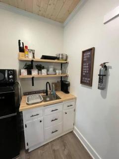 Beautifully Renovated Studio 2 Miles From Marina! - Winchester - 7