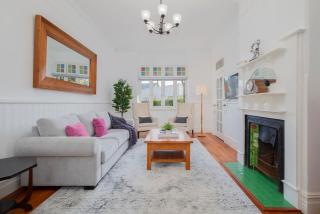 Claremont - Timeless Foreshore Retreat by the Wharf - 9