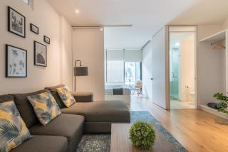 Stylish Quiet Studio, Smart TV, Six Flags 1k - 2