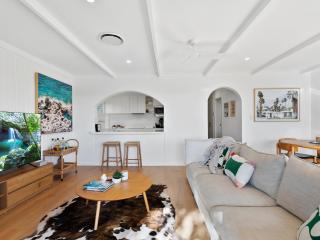 Penthouse Sunsets - Stylish Noosa Heads Escape with Breathtaking Views - 1