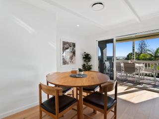 Penthouse Sunsets - Stylish Noosa Heads Escape with Breathtaking Views - 2
